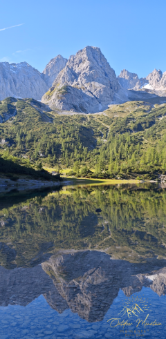 Bergsee, Berge Berglandschaft mit spiegelndem Wasser und klar blauem Himmel.